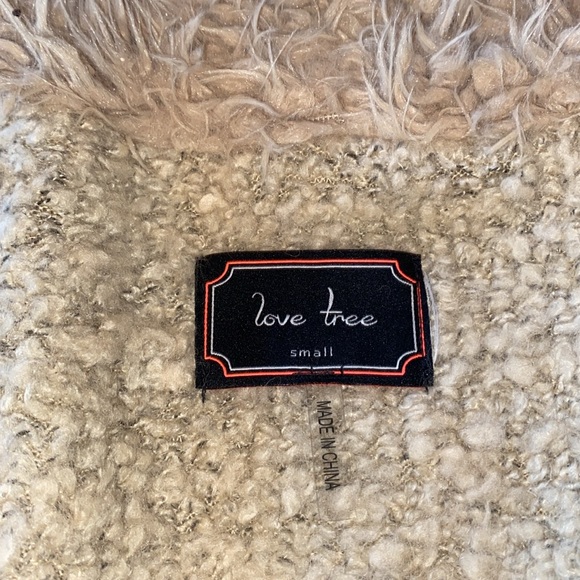 Beautiful vest. 78% Acrylic, 18% Wool, 4% Polyester., - Picture 6 of 8